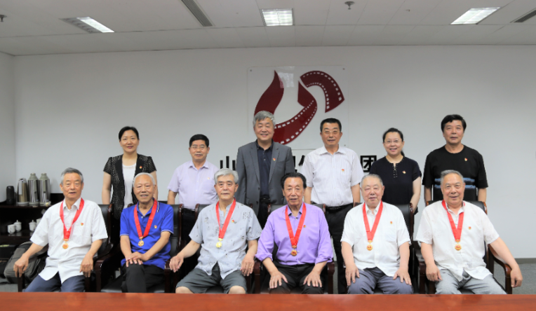 山影集团为老党员颁发“光荣在党50年”纪念章