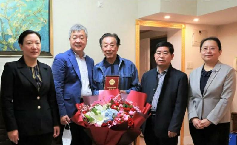 山影集团领导向抗美援朝老战士、老同志颁发纪念章